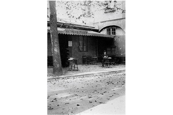 An old black and white image of the water shop in Kungsträdgården in Stockholm