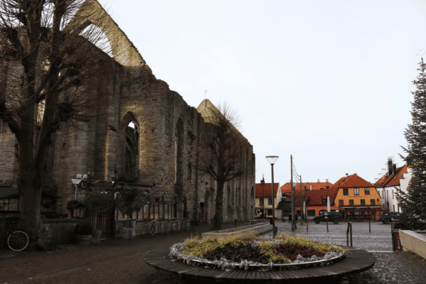 A photograpgh of the main square in old town Visby, with the Sankta Katarina ruin visible on the left