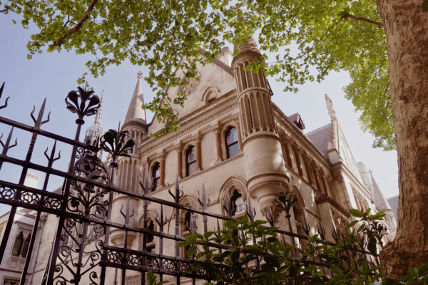 An outside view of St Clement Danes Church