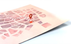 En karta med fotsteg och en orange markör